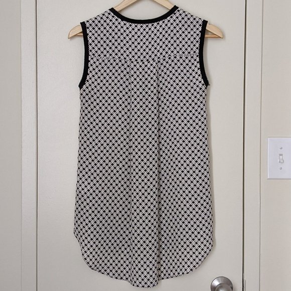 H&M Long Sleeveless V Neck Blouse - Picture 2 of 8